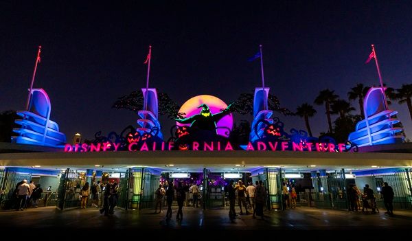 ディズニー・カリフォルニア・アドベンチャー・パークの夜