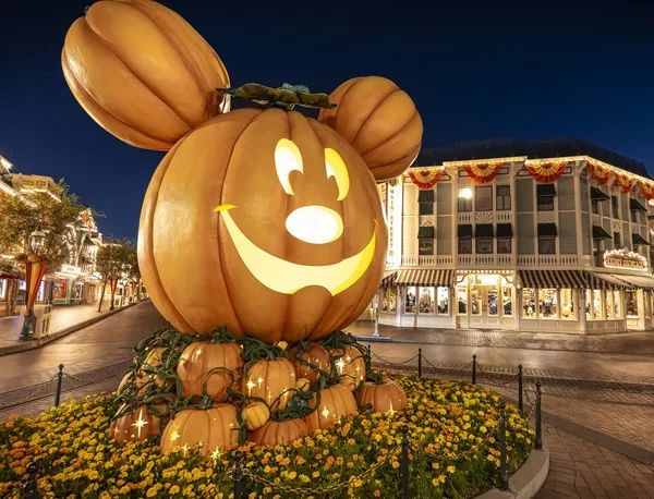 ミッキーマウスたちが新しいハロウィーン衣装で登場！ディズニーランド