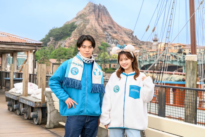 ジャケットを着てパークを歩く2人のコーディネート