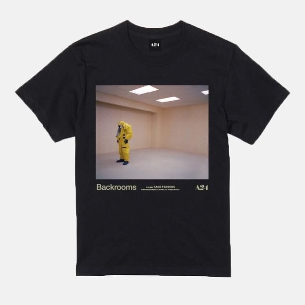 【写真を見る】2種類の「A24公認『バックルームズ』日本オリジナルTシャツ」の販売決定！ [c] 2026 Backrooms Rights LLC, PC Films, LLC. All Rights Reserved.