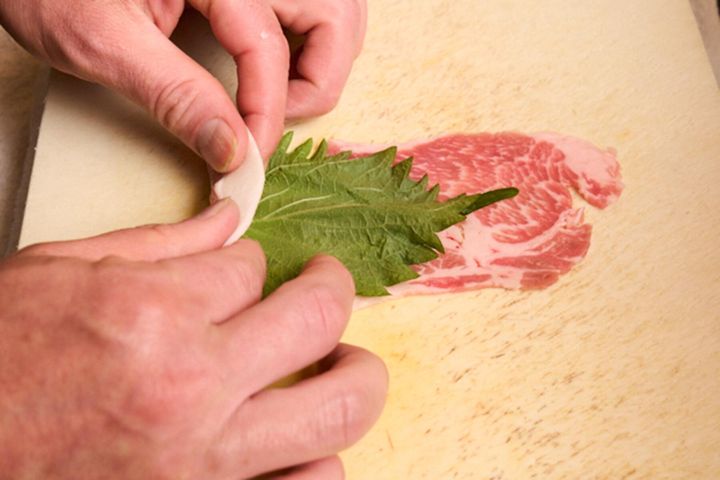 豚肉を巻く