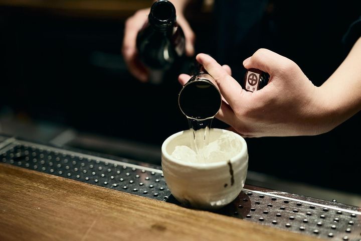 焼酎を注ぐ
