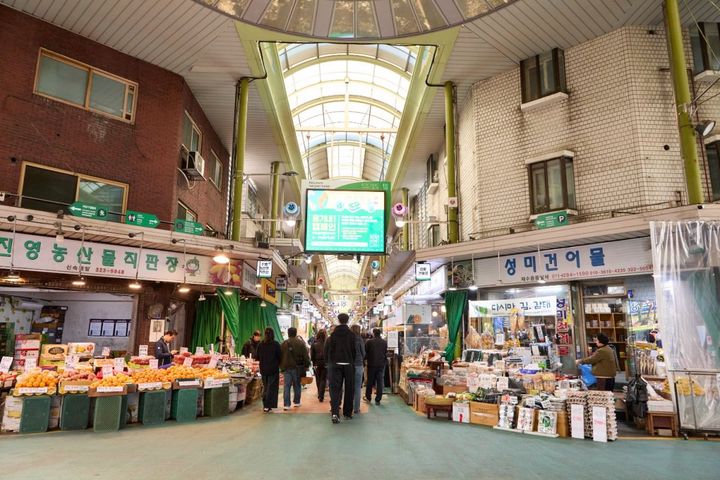 観光客と地元民で賑わう