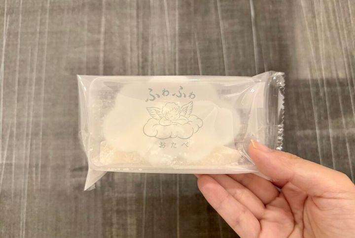 ふわふわおたべを手に持っている様子。