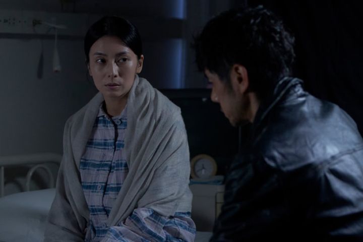 映画『時には懺悔を』より佐竹（西島秀俊）と妻の由紀（柴咲コウ）