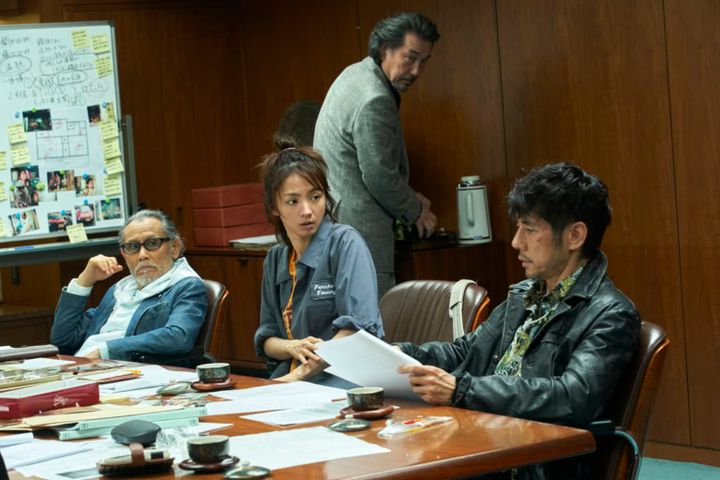 映画『時には懺悔を』より探偵事務所で調査報告会をする寺西（役所広司）、舟尾（片岡鶴太郎）、聡子（満島ひかり）、佐竹（西島秀俊）