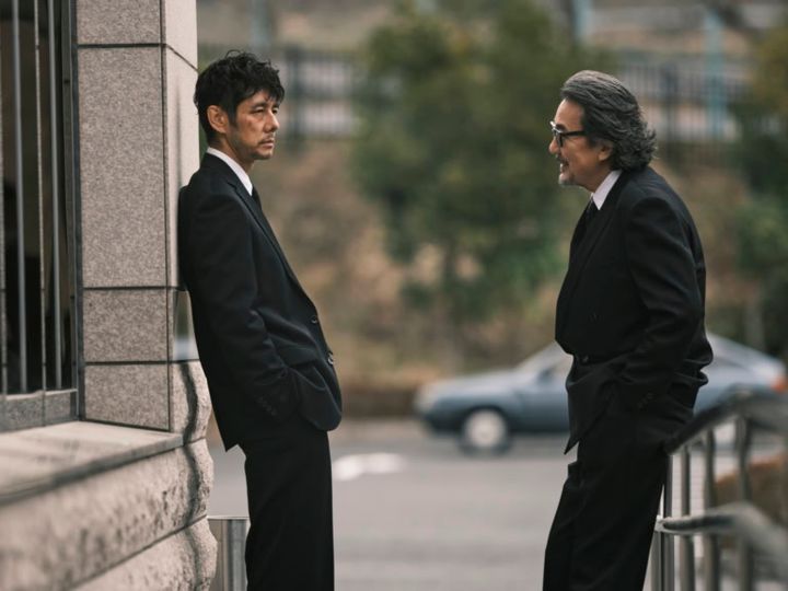 映画『時には懺悔を』より探偵の佐竹（西島秀俊）と、元上司の大手探偵事務所オーナー・寺西（役所広司）