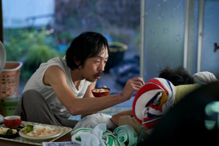 映画『時には懺悔を』より明野（宮藤官九郎）と新（しんすけ）