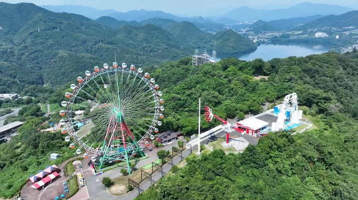 山並みと湖を望む高台に観覧車が立つさがみ湖MORI MORIの全景