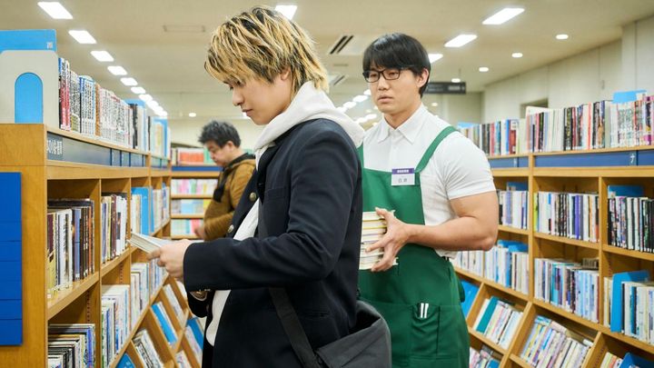 夜ドラ「税金で買った本」第4回より ©️NHK