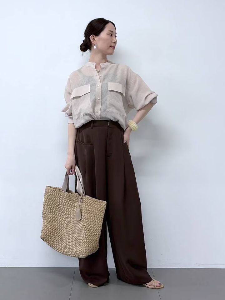 秋のトレンド「ブラウン」のワイドパンツはマスト 出典：WEAR