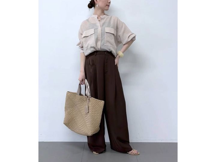 「ブラウン」はこの秋注目のトレンドカラー。ブラウンの「ワイドパンツ」でつくる、大人向けの上品なフェミニンコーデをご紹介します。※画像出典：WEAR