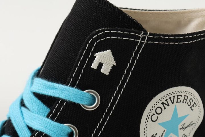 BOYNEXTDOORのデビューアルバムのカバーに使用されたベイビーブルーを、アンクルパッチのスターやシューレース、アウトソール、ヒールラベルに採用。一番上のシューホールには、グループのシンボルである家をモチーフにしたアイコンを配置した。