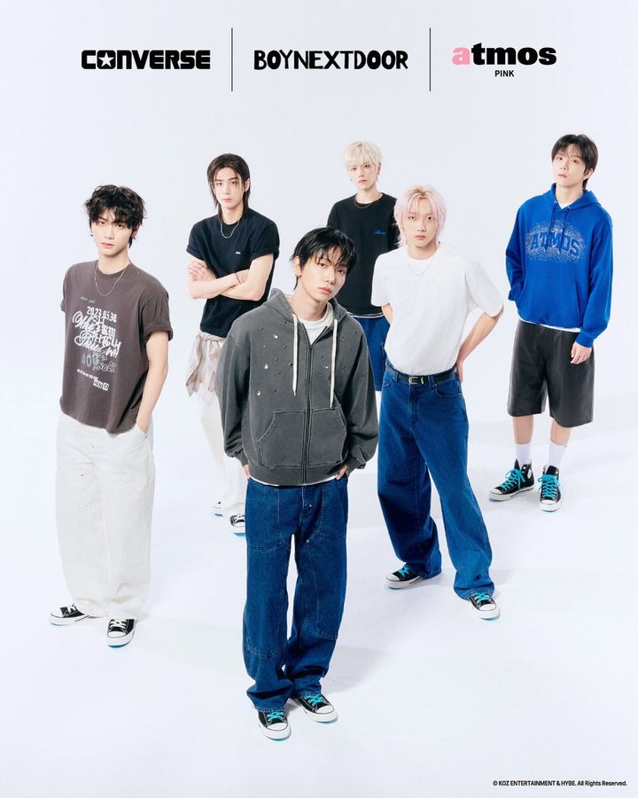 世界で注目を集めるグローバルボーイグループ・BOYNEXTDOOR（ボーイネクストドア）と、atmos pink（アトモスピンク）、CONVERSE（コンバース）によるトリプルコラボレーションが実現。特別仕様の「ALL STAR HI / BOYNEXTDOOR」に加え、BOYNEXTDOORとatmos pinkによる限定アパレルコレクションも登場する。シューズ、アパレルともに2026年8月21日（金）よりatmosオンラインショップで予約を開始し、2027年4月より発売予定。