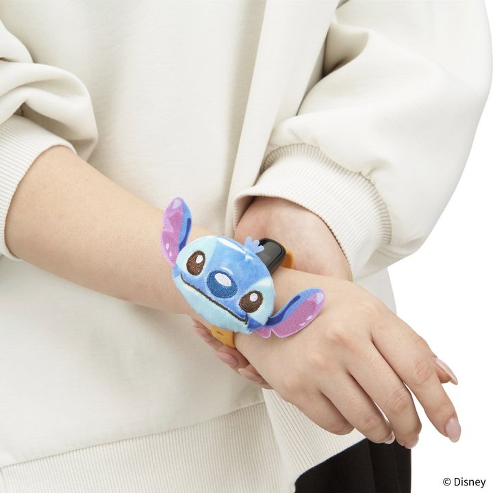 手首に着けたスティッチのマスコット