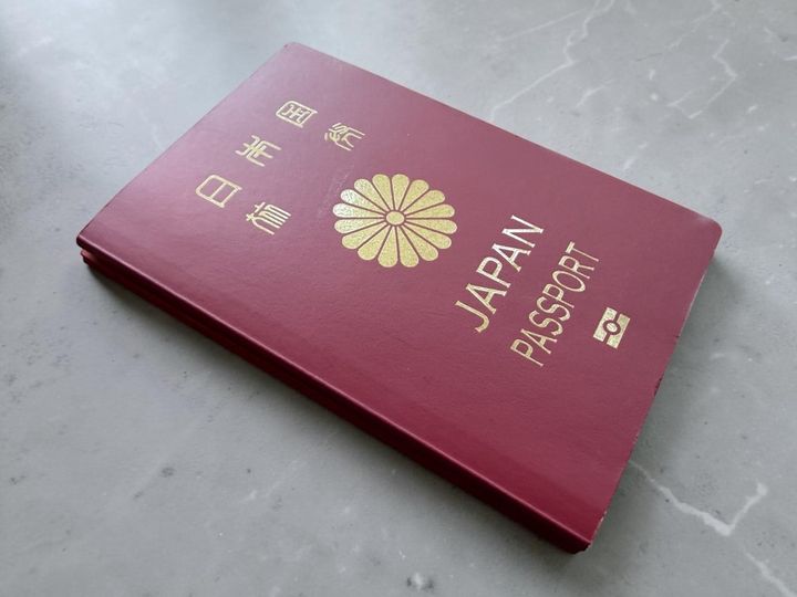パスポートと重ねると下の「パスポートサイズメモ」が分からないくらい同じサイズ