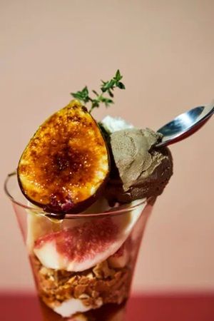 【東京都新宿区・神奈川県川崎市】旬のイチジク×ほうじ茶！「フタバフルーツパーラー」に秋季限定パフェ＆あんみつ登場