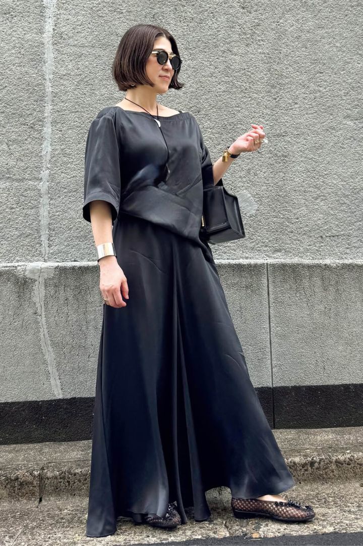 40代スナップ セットアップ 櫛部美佐子さん トップス、スカート／ともにアンビラン 靴／ヘブンリー ジェリー バッグ／ライフスタイリスト ネックレス／ホアキン ベラオ バングル／セリーヌ ブレスレット／エルメス サングラス／ジャックマリーマージュ