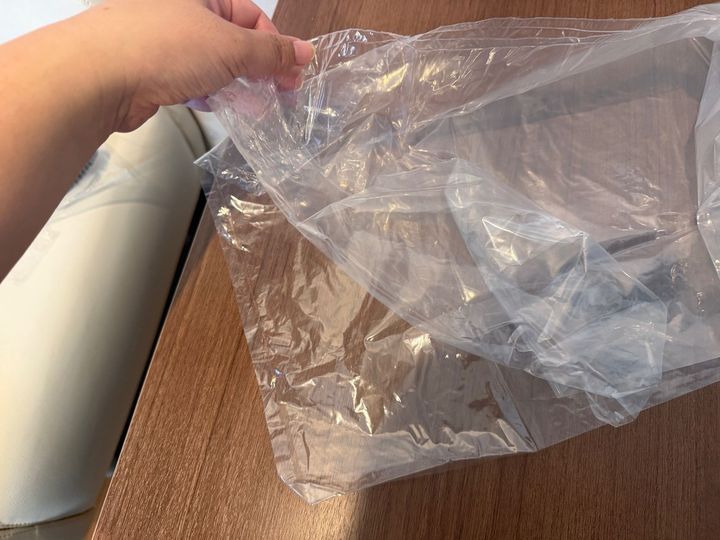 ありそうでなかった！【セリア】110円「靴ごと履けるレインパンツ」を試してみた