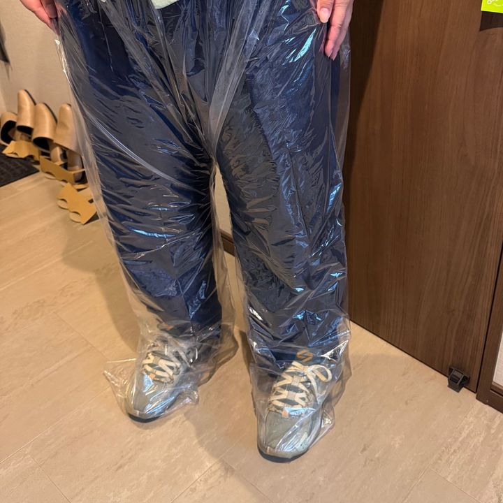 ありそうでなかった！【セリア】110円「靴ごと履けるレインパンツ」を試してみた