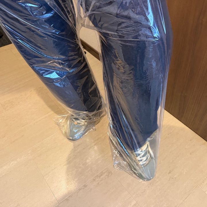 ありそうでなかった！【セリア】110円「靴ごと履けるレインパンツ」を試してみた