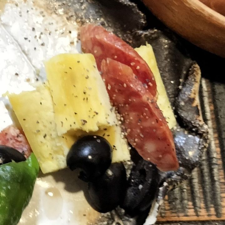 3、さつまいもを食べやすい大きさに切り、器に盛り付ける→サラミとブラックオリーブの塩漬けを添える→粗挽き胡椒をかける