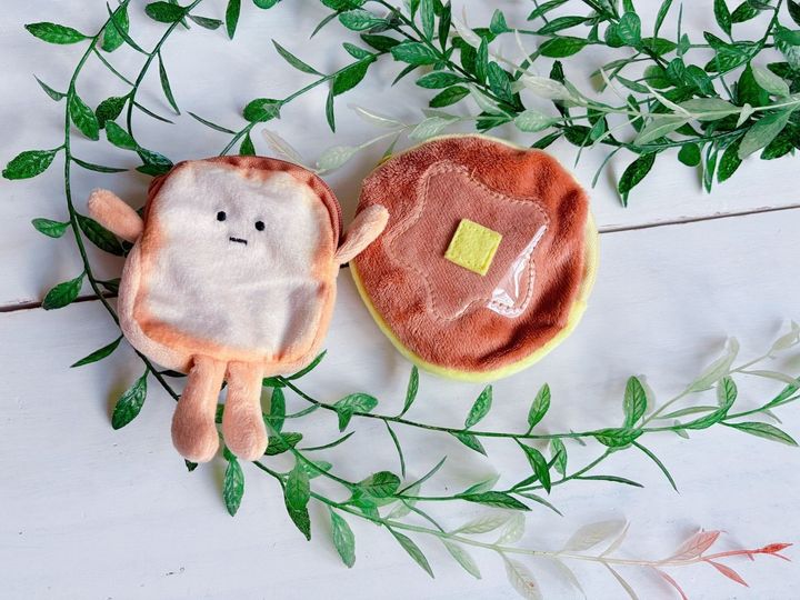 【セリア】可愛すぎる食パンとパンケーキのファスナーポーチ