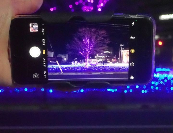ダイソー：スマホホルダーダークグレー
