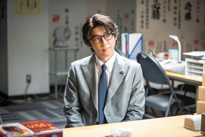 ドラマ『ポリティカルパン』に出演する高橋一生 （C）フジテレビ width=