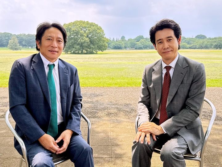 ドラマ『俺たちの箱根駅伝』に出演する青学・原晋監督と主演の大泉洋 （C）日本テレビ width=