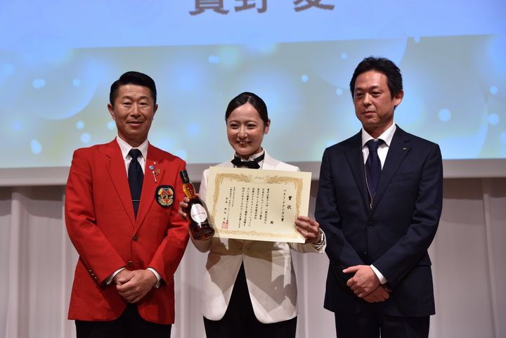 賞状を手にする實野愛さんの表彰の様子