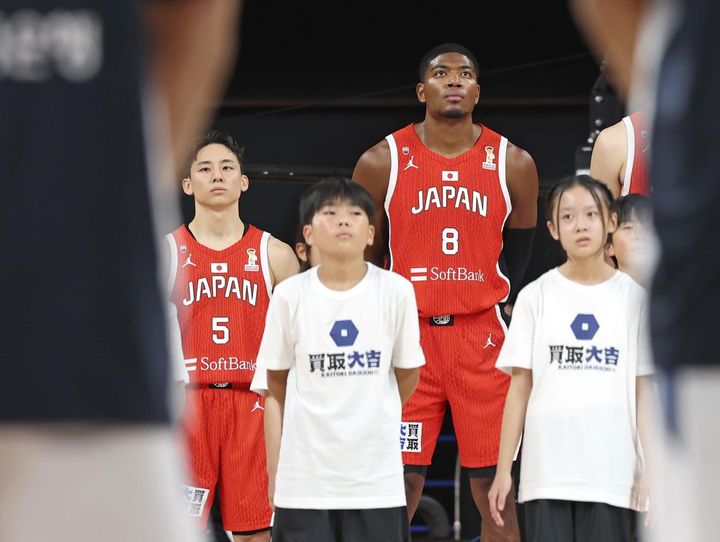 画像: 韓国戦を前に国歌斉唱を聞く八村塁選手（後ろの列の右）ら＝１５日、東京・有明アリーナ