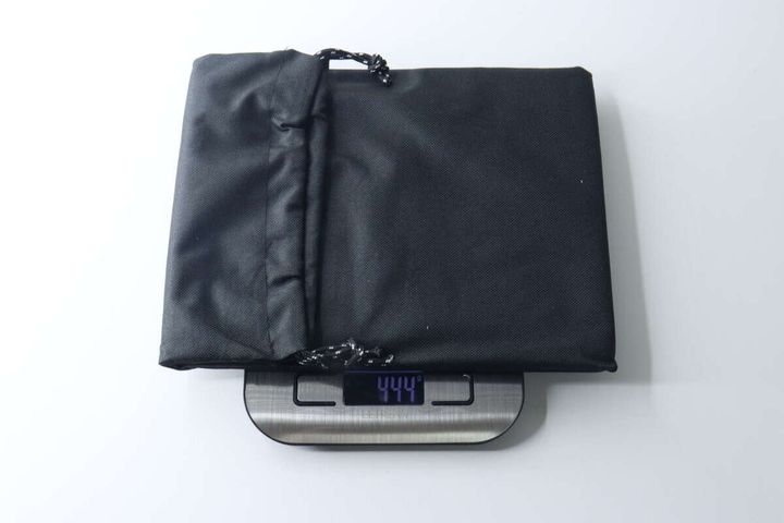 収納袋に入ったコンロがデジタルスケールで444gと表示されている。