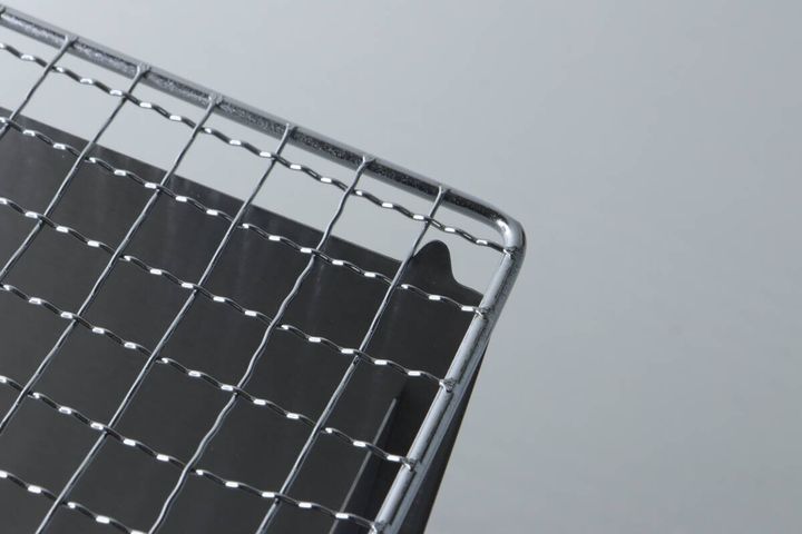 BBQコンロの網が本体上部の突起に引っかかっている部分のアップ。