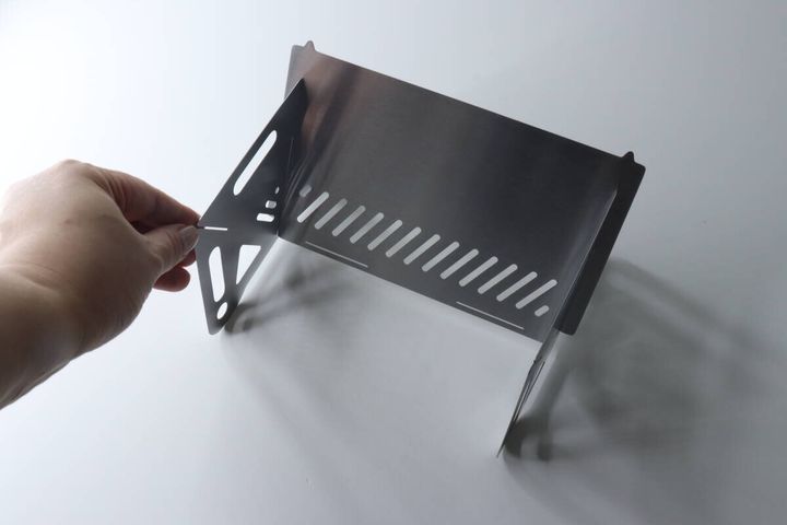 ステンレス製BBQコンロの側面パーツを組み立てている途中。