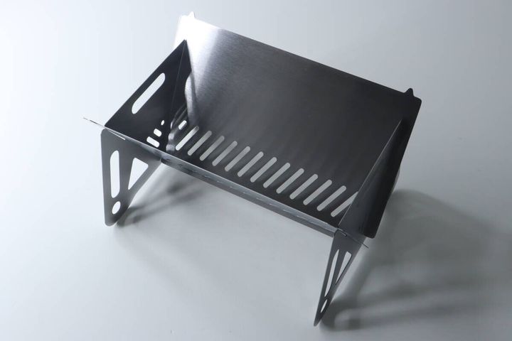 ステンレス製のBBQコンロが完全に組み立てられた状態。