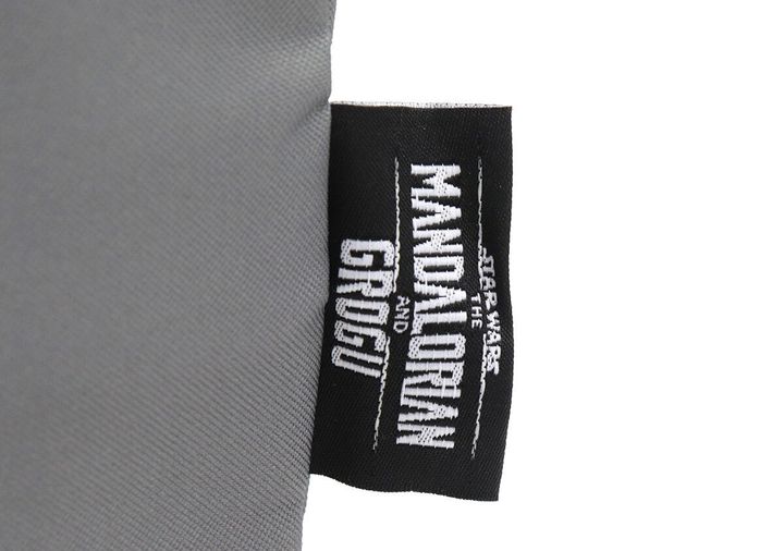 ランチトートのサイドに付いたロゴ刺繍タグ