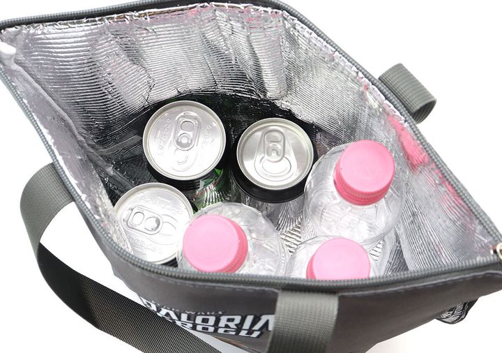 ランチトートにペットボトルと缶飲料が収納されている