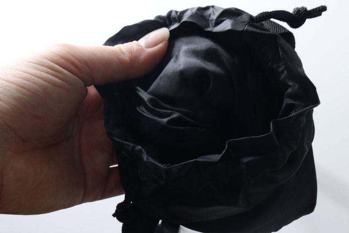 手がボトルホルダーの口を開けて内側を見せている