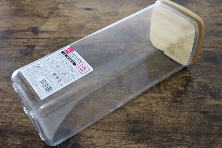 透明なガラス製の保存容器が斜めに置かれ、竹製の蓋が特徴的