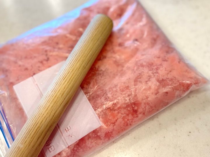 綿棒でスイカシャーベットをつぶす