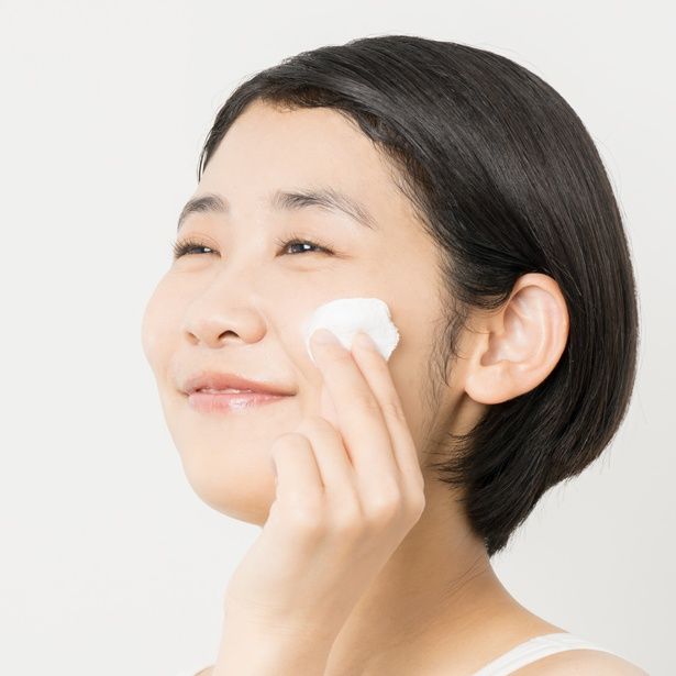 肌が透けて見えないくらいの厚みで、約5センチの円を描くようスプレーしたら、手のひらで軽く押しつぶす。そっとはがすと冷たいコットンのできあがり！気になる部分にやさしく押し当てて使用し、残った化粧液は手のひらで顔全体になじませよう