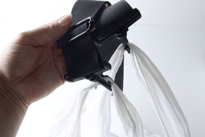 ストラップのフックに買い物袋のビニール袋を複数提げる