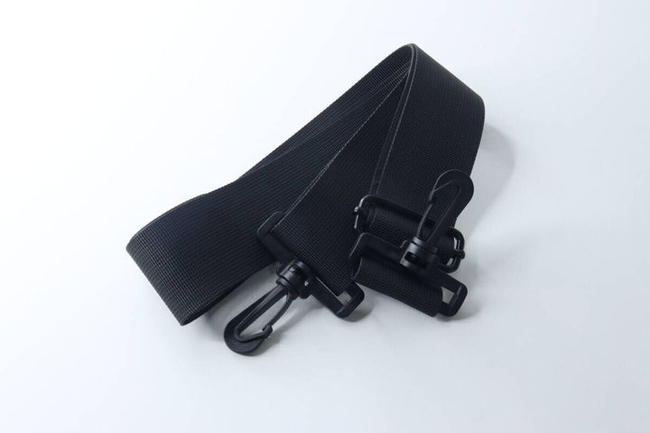 黒いショルダーバッグストラップを広げた状態