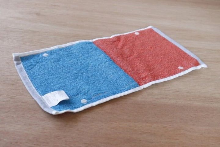 青と赤のツートンカラーのカブセルハンカチ