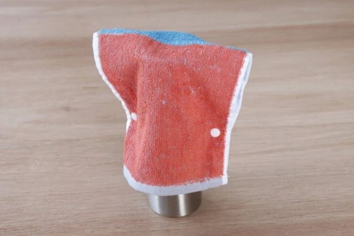 赤いカブセルハンカチを水筒にかぶせている