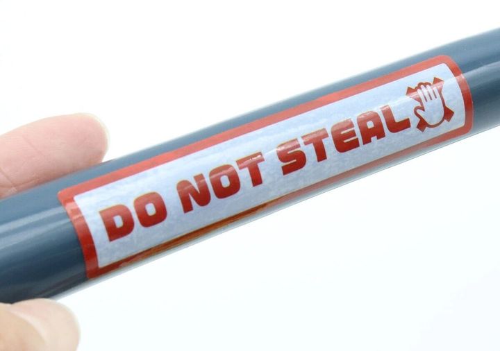 傘の柄に「DO NOT STEAL」のシールが貼られている