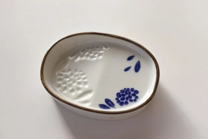 白い楕円形のななめ醤油皿が斜め上から写っている