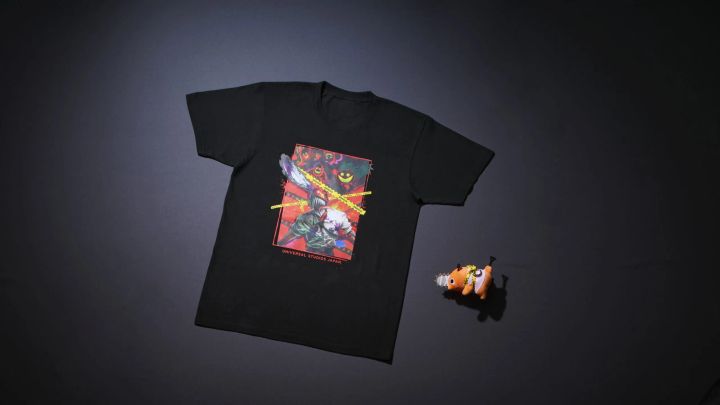 チェンソーマンをプリントした黒いTシャツと、ミイラ仮装のポチタのぬいぐるみキーチェーンを並べたコラボグッズ