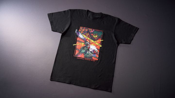 チェンソーマンをプリントした黒いTシャツ
